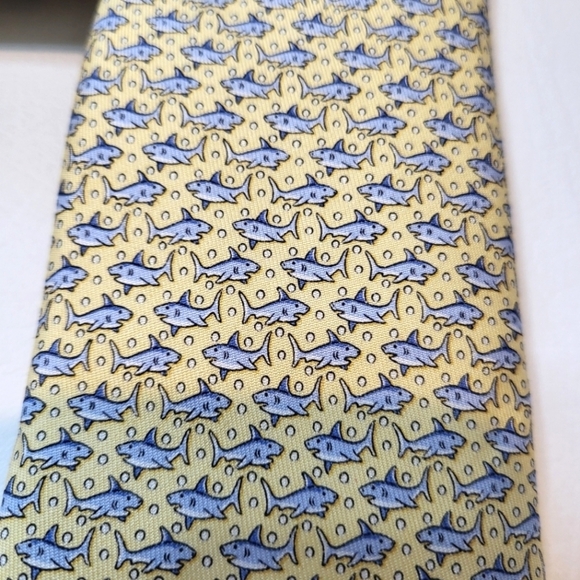 Vineyard Vines Neck Tie Yellow Blue Shark Print 100% Imported Silk - Picture 4 of 7